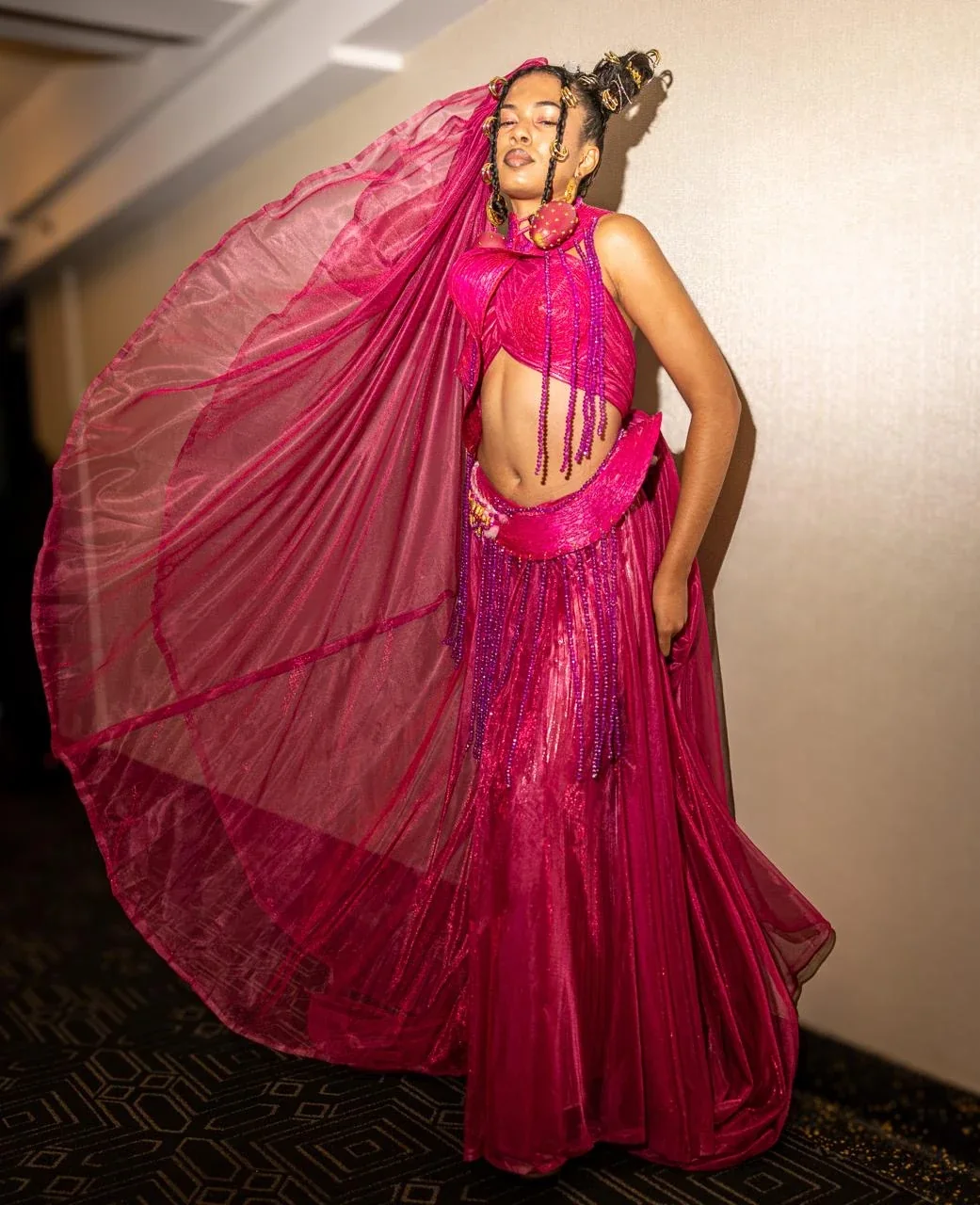 Conjunto fucsia y velo de gran vuelo