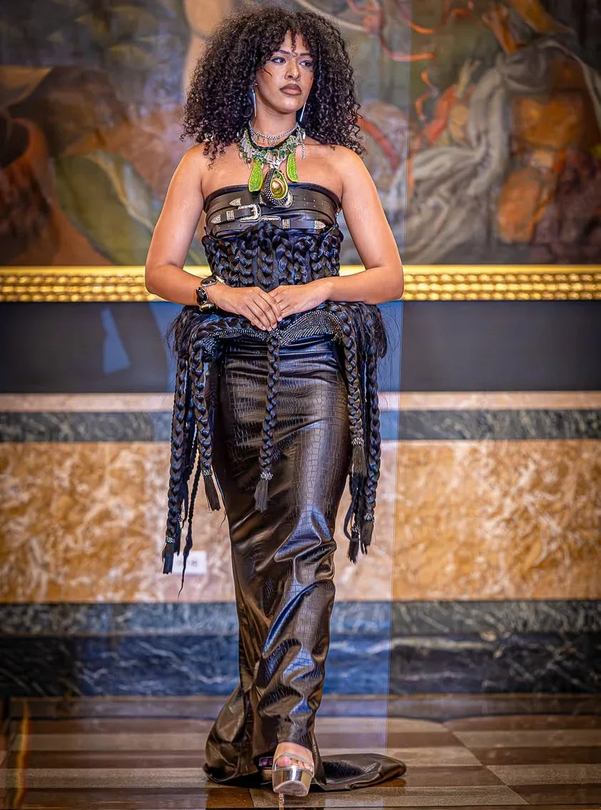Conjunto negro de corsetería y pantalón