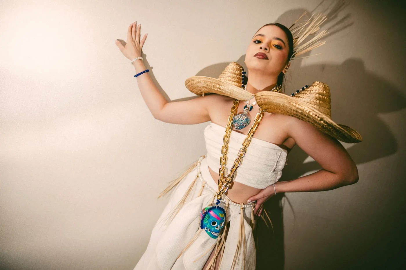 Vestido blanco con volumen alrededor de los hombros