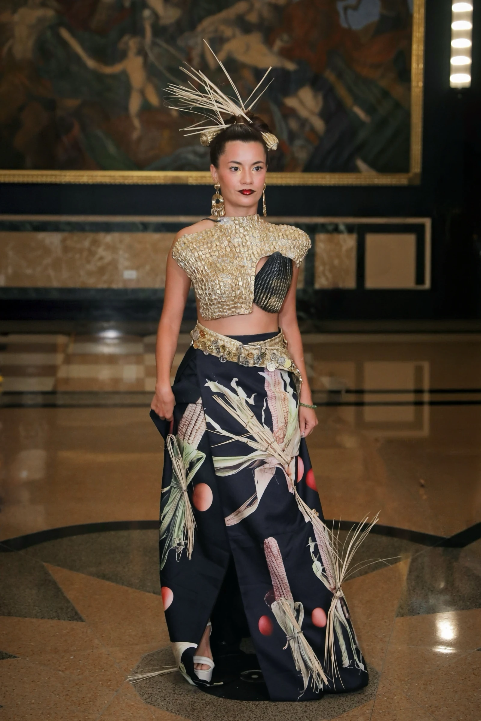 Maíz: corpiño de maíz, falda negra estampada y tocado de espigas; look completo