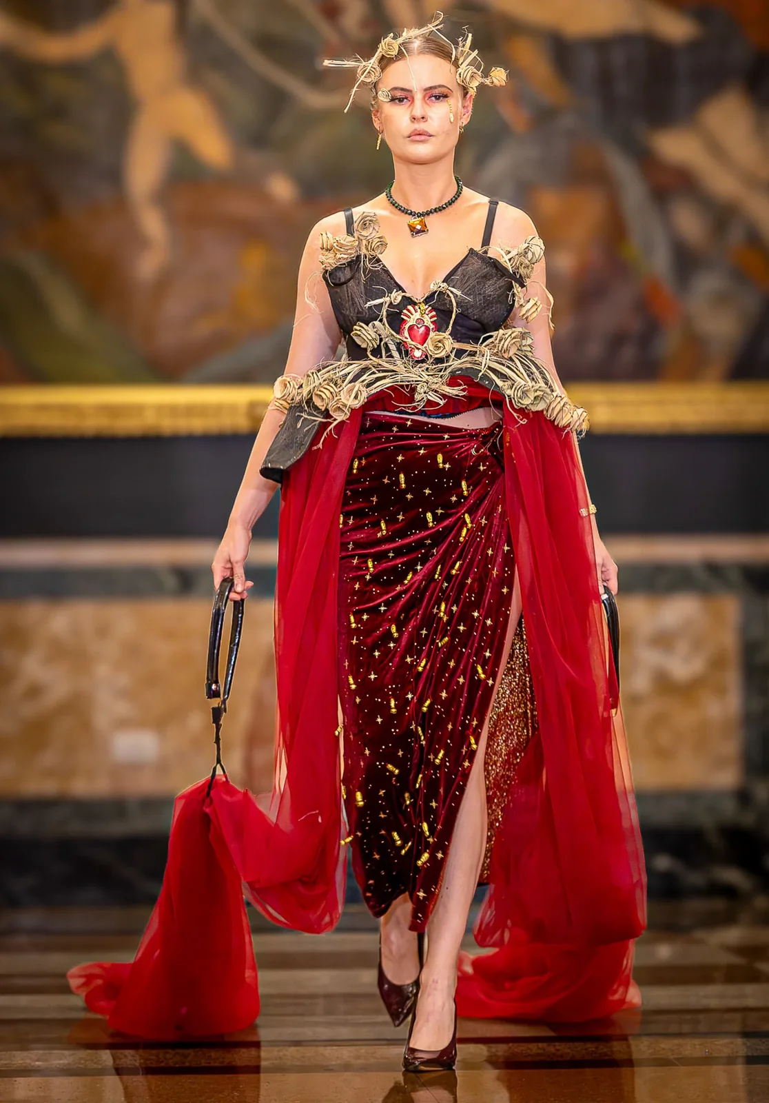 Look rojo y dorado con mangas largas de tela