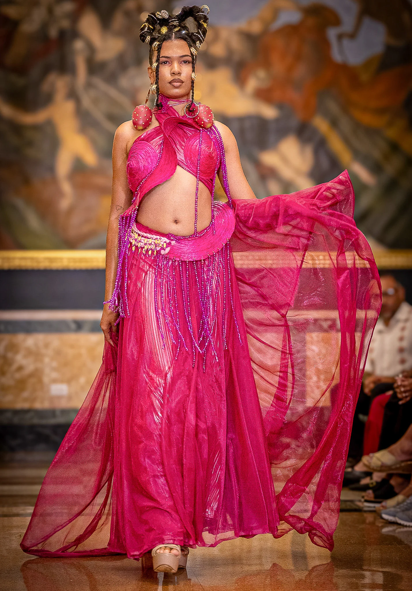 Conjunto fucsia con cuentas, transparencias y gran vuelo